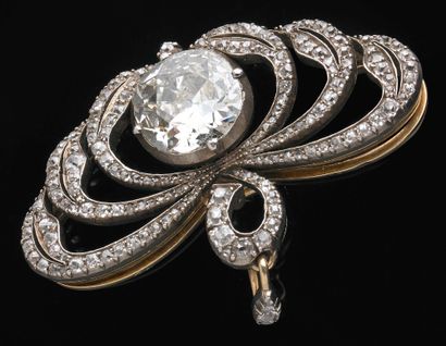 null 14K (585) yellow gold and silver brooch with a stylized budding motif set with...