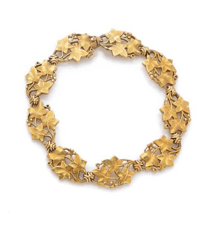 null BRACELET in 18K (750) yellow gold with chased and openworked links of ivy leaves.
French...