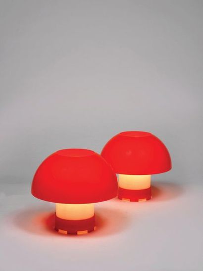 ANTON SCHRODER (XXe siècle) Paire de lampes de table 

Plexiglas orange et opalin

Édition...