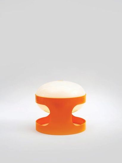Joe COLOMBO (1930-1971) Lampe modèle « KD 27 » 

ABS orange et blanc 

Édition Kartell...