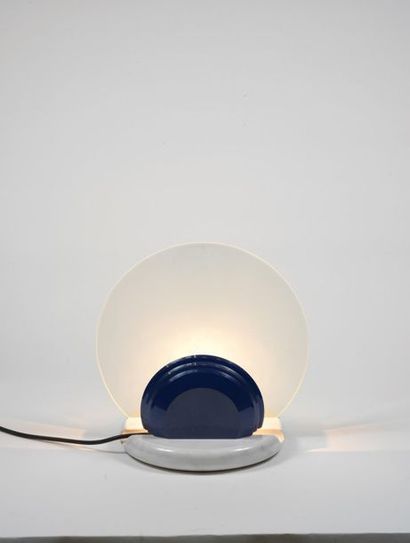 Bruno GECCHELIN (né en 1939) 
Lampe modèle « Gong » 

Marbre, verre et métal laqué...