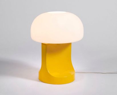 ETTORE SOTTSASS (ATTRIBUÉ À) A table lamp attribued to Ettore Sottsass in yellow... Gazette Drouot