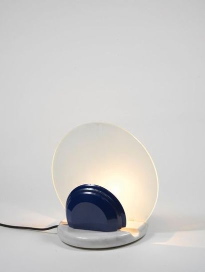 Bruno GECCHELIN (né en 1939) 
Lampe modèle « Gong » 

Marbre, verre et métal laqué...