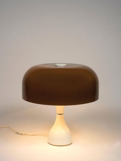 TRAVAIL ITALIEN (XXe siècle) Lampe pied diabolo 

Plexiglas brun, métal chromé et...