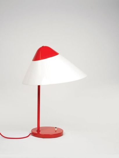 Hans J. wegner (1914-2007) Lampe modèle « Opala » 

Métal laqué rouge, Plexiglas...