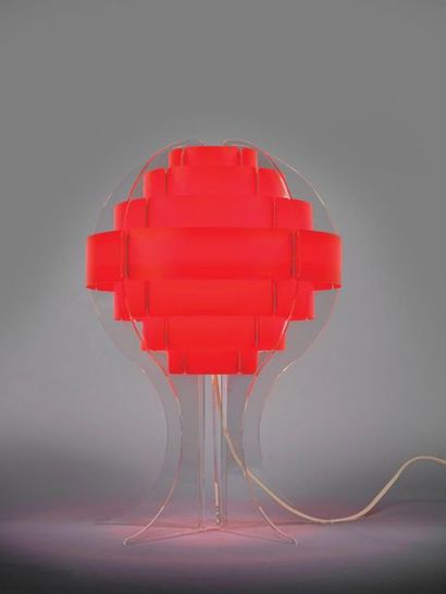 TRAVAIL ITALIEN (XXe siècle) Lampe de table

Perspex rouge et transparent

Vers 1970

H_49...