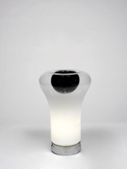 ANGELO MANGIAROTTI (1921-2012) Lampe modèle « Saffo » 

Métal chromé et verre soufflé

Edition...