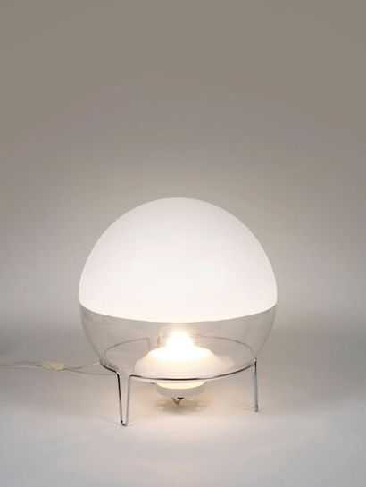 ANGELO MANGIAROTTI (1921-2012) Lampe modèle « Sfera » 

Verre et métal chromé

Édition...