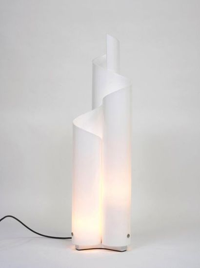 VICO MAGISTRETTI (1920-2006) Lampe modèle « Mezzochimera » 

Plexiglas opalin et...