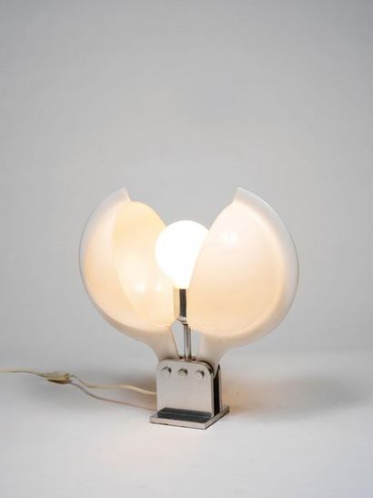 TRAVAIL ITALIEN (XXe siècle) Lampe de table double hémisphères blanc articulé 

Métal...