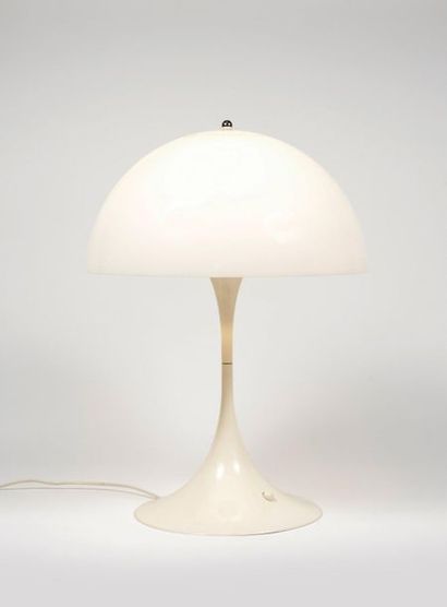 VERNER PANTON (1926-1998) Lampe « Panthella » modèle « 23430 » 

Plexiglas, ABS et...