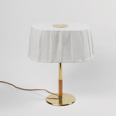 Paavo Tynell (1890-1973) Lampe de table modèle «5068»
Laiton, cuir et tissu
Brass,...