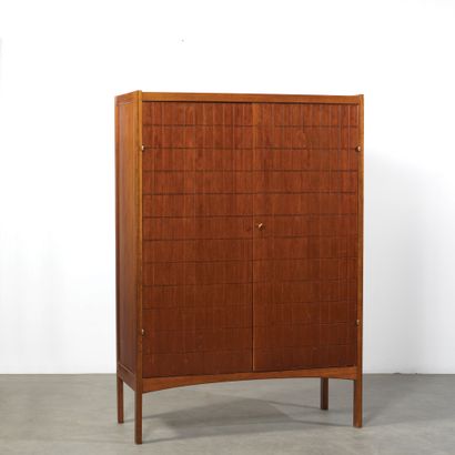 CARL AXEL ACKING (1910-2001) Cabinet
Acajou et laiton
Mahogany and brass
Édition...
