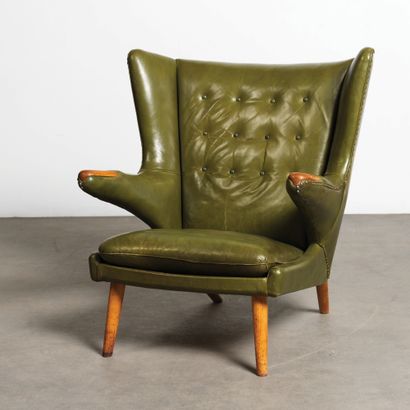 HANS WEGNER (1914-2000) Papa Bear" armchair model "AP19"
Green leather and oak
Green...