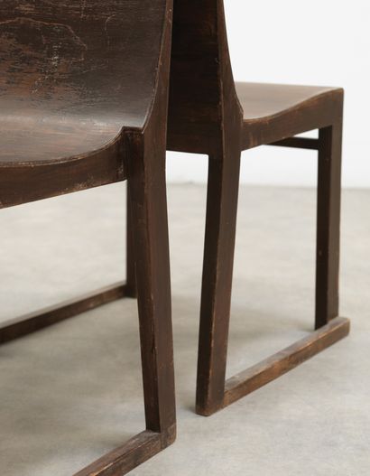 Alvar Aalto (1898-1976) Paire de chaises modèle «Aikamme Tuote»
Bouleau teinté
Stained...