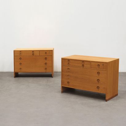 HANS WEGNER (1914-2000) Pair of chests of drawers
Oak
Oak
Ry Møbler edition
Stamp...
