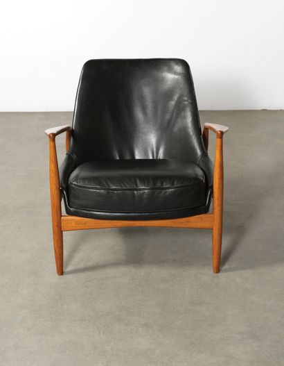 Ib Kofod-larsen (1921-2003) Armchair model "Sälen/Seal"
Teak and black leather
Teak...