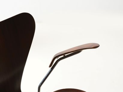 Arne JACOBSEN (1902-1971) Office chair model "3217" from the "Series 7"
Rosewood

...