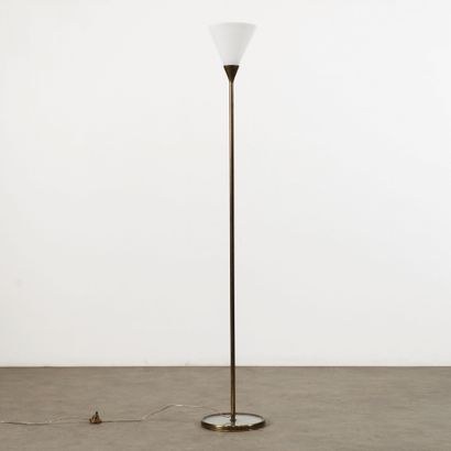 Max INGRAND (1908-1969) Lampadaire
Laiton et verre opalin
Brass and opaline glass
Édition...