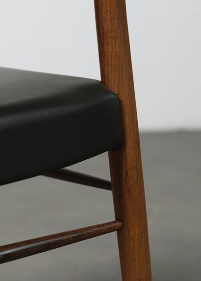 KAI LYNGFELDT-LARSEN (XXE SIÈCLE) Série de 6 chaises
Palissandre et cuir noir
Rosewood...