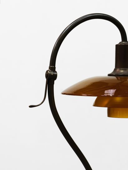 Poul Henningsen (1894-1967) Lampe de table «Questionmark» modèle «PH 2/2»
Laiton...