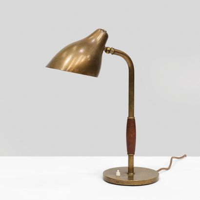 VILHELM LAURITZEN (1894-1984) Lampe de bureau
Laiton doré et bois
Golden brass and...