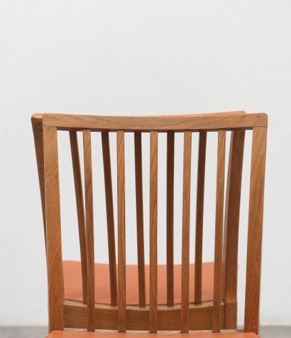 THORALD MADSENS (1889-1960) Série de 8 chaises
Cuir grainé et chêne
Grained leather...