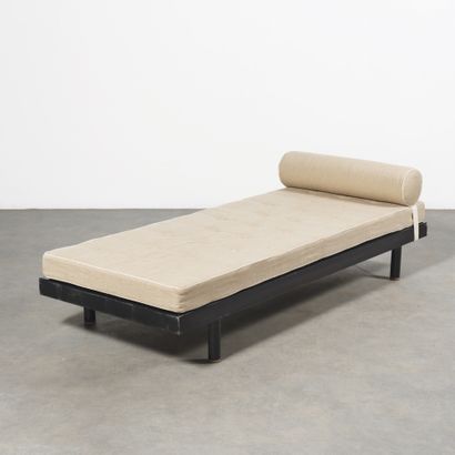 Jean PROUVÉ (1901-1984) Bed S.C.A.L model "n° 450"
Lacquered metal and fabric
Lacquered...