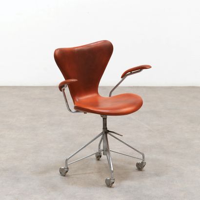 Arne JACOBSEN (1902-1971) Chaise pivotante modèle «3217»
Cuir
Leather
Édition Fritz...