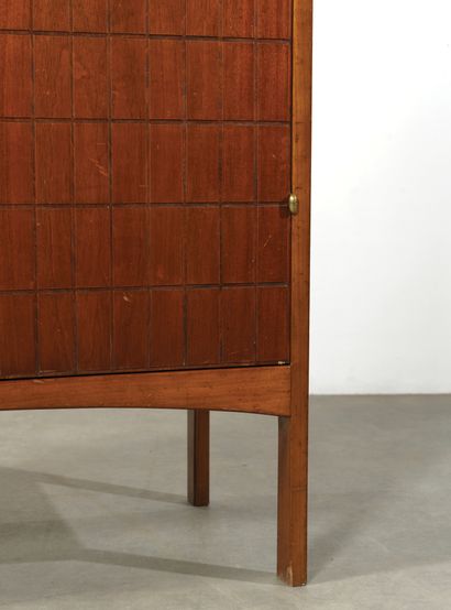 CARL AXEL ACKING (1910-2001) Cabinet
Acajou et laiton
Mahogany and brass
Édition...