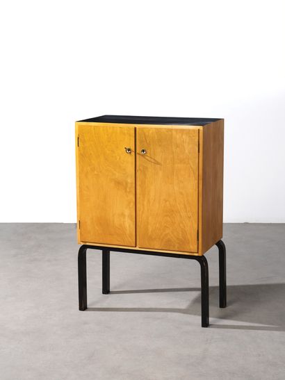 Alvar Aalto (1898-1976) Cabinet modèle «810»
Hêtre lamellé-collé et bouleau
Laminated...