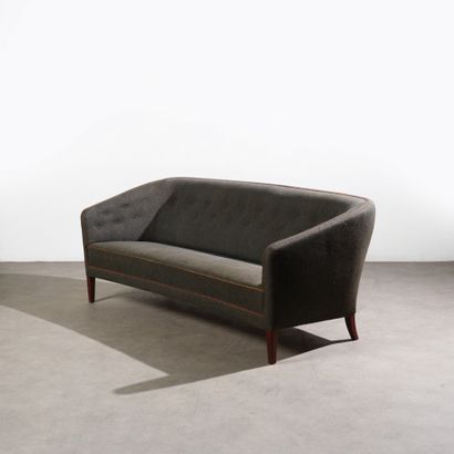EJVIND A. JOHANSSON (1923-2002) Three-seater sofa
Grey wool and leather edging
Grey...