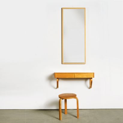 Alvar Aalto (1898-1976) Ensemble composé d'un miroir, d'une coiffeuse et d'un tabouret...