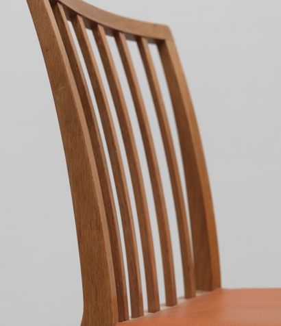 THORALD MADSENS (1889-1960) Series of 8 chairs
Grained leather and oak
Grained leather...