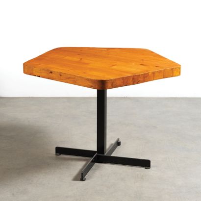 Charlotte PERRIAND (1903-1999) Table pentagonale modèle «les Arcs»
Métal laqué noir...
