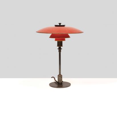 Poul Henningsen (1894-1967) Lampe «PH 4/3»
Laiton patiné, métal laqué rouge, liseret...