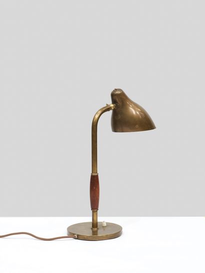 VILHELM LAURITZEN (1894-1984) Lampe de bureau
Laiton doré et bois
Golden brass and...