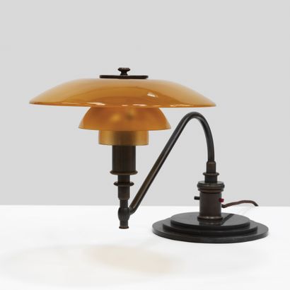 Poul Henningsen (1894-1967) Lampe «The American» modèle «PH 3/2»
Laiton patiné et...