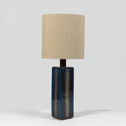 EINAR JOHANSEN (XXE SIÈCLE) Lampe de table
Céramique, palissandre et tissu
Ceramic,...