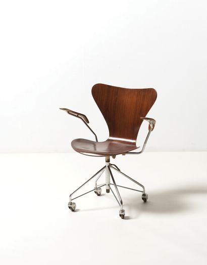Arne JACOBSEN (1902-1971) Office chair model "3217" from the "Series 7"
Rosewood

...