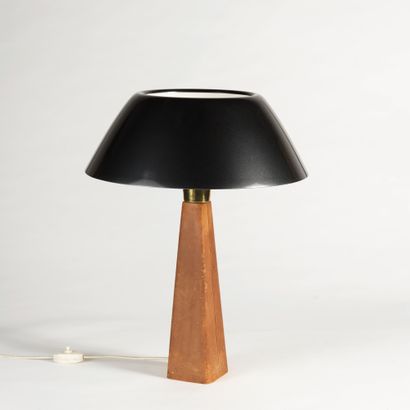 LISA JOHANSSON PAPE (1907-1989) Lampe de table modèle «46-191»
Cuir piqué sellier...