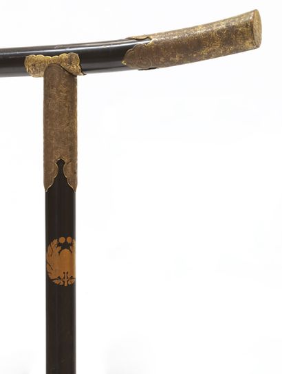 null KIMONO-KAKE en laque noir et or.
Japon, époque Edo (1603-1868).
H_157 cm L_201...