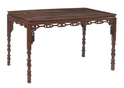 null TABLE RECTANGULAIRE en bois à décor de pompons.
Chine, XVIIIe - XIXe siècle...