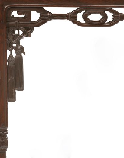 null TABLE RECTANGULAIRE en bois à décor de pompons.
Chine, XVIIIe - XIXe siècle...