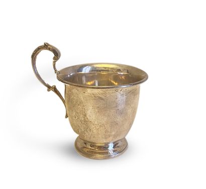  Plain silver mug. Volute handle decorated with a cocoa branch. Paris, 1819-1838....