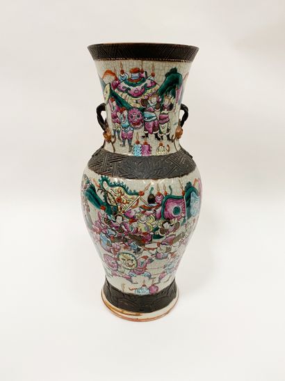 null Canton Vase en porcelaine polychrome au décor de guerriers H_45,5 cm LD_16,5...