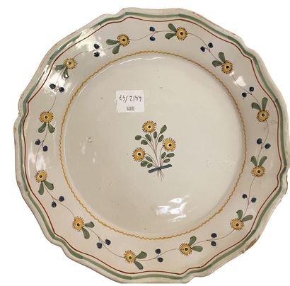 null Ceramic lot including 13 plates and 2 dishes in Eastern earthenware and Rouen...