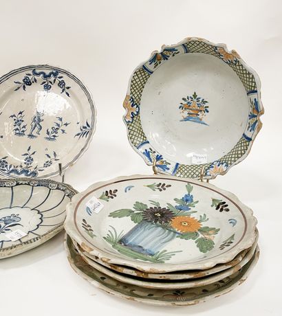 null Ceramic lot including 13 plates and 2 dishes in Eastern earthenware and Rouen...