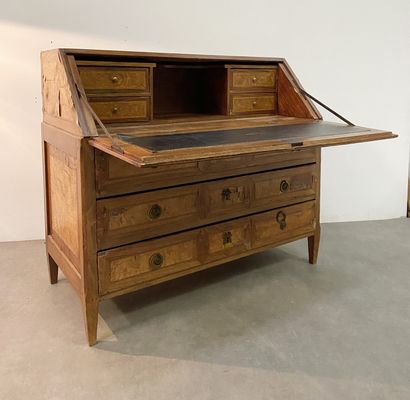 null 
Sloping chest of drawers In walnut veneer and burr veneer, the upper part with...