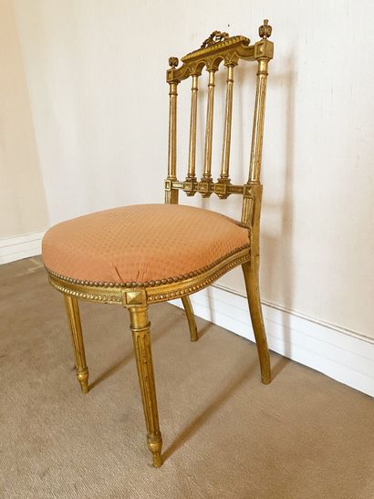 null Chaise En bois doré et sculpté, le dossier sommé d'un décor rubané et ajouré...